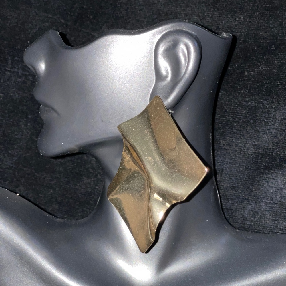 💕New💕 Gold Rippled Earrings